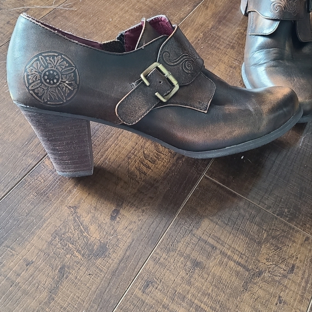 L'Artiste Spring Step Western Heeled Leather Boots